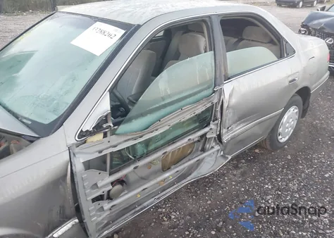 1998 Toyota Camry Ce/Le/Xle z USA, uszkodzony, nr VIN JT2BG22K4W0156025